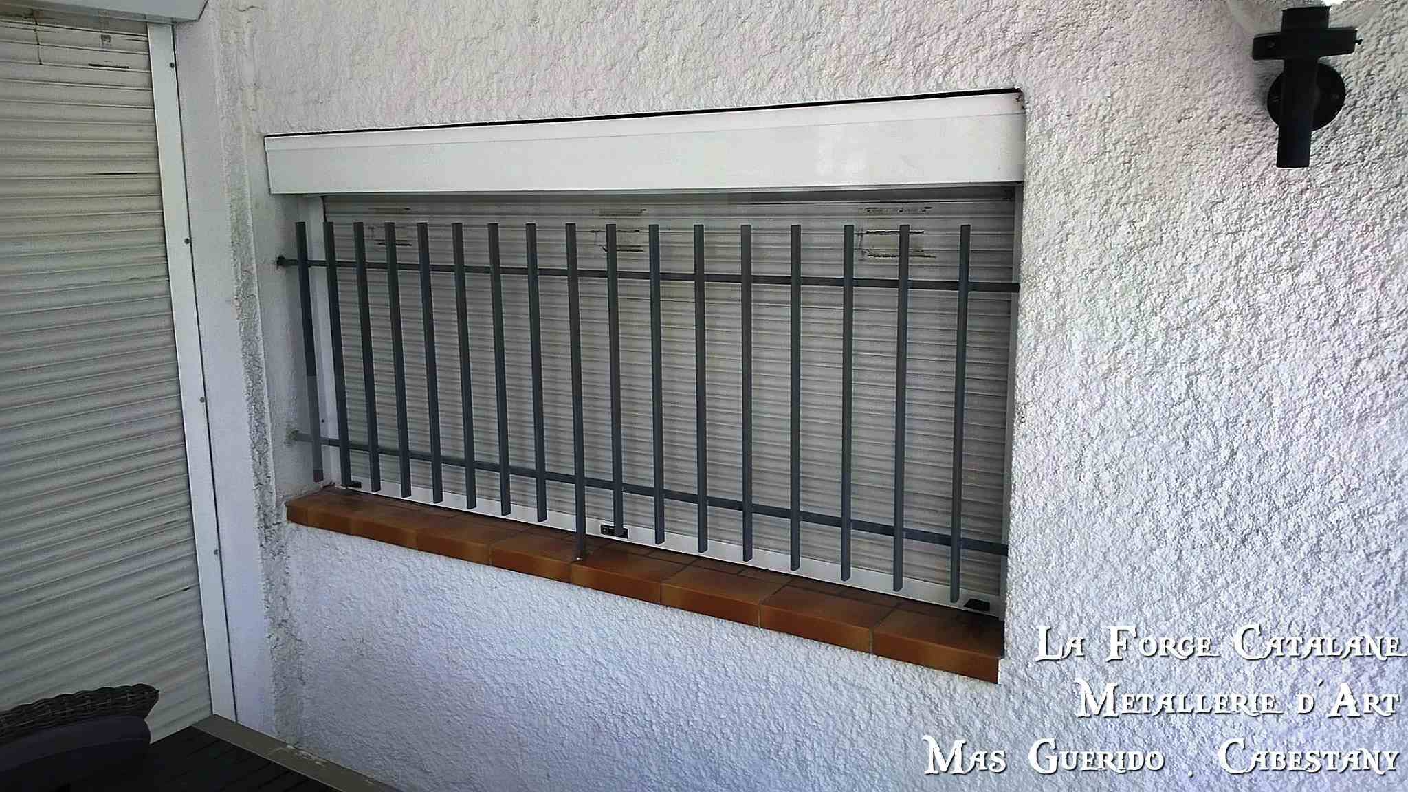 grille fixe barreau fer plat droit verticaux verticale fer Forge Catalane Cabestany.jpg